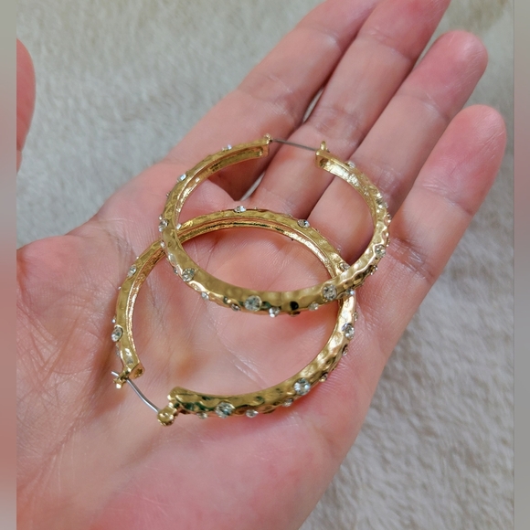 NWOT Elegant Crystal Accented Gold Tone Hammered Hoop Earrings - Picture 8 of 8